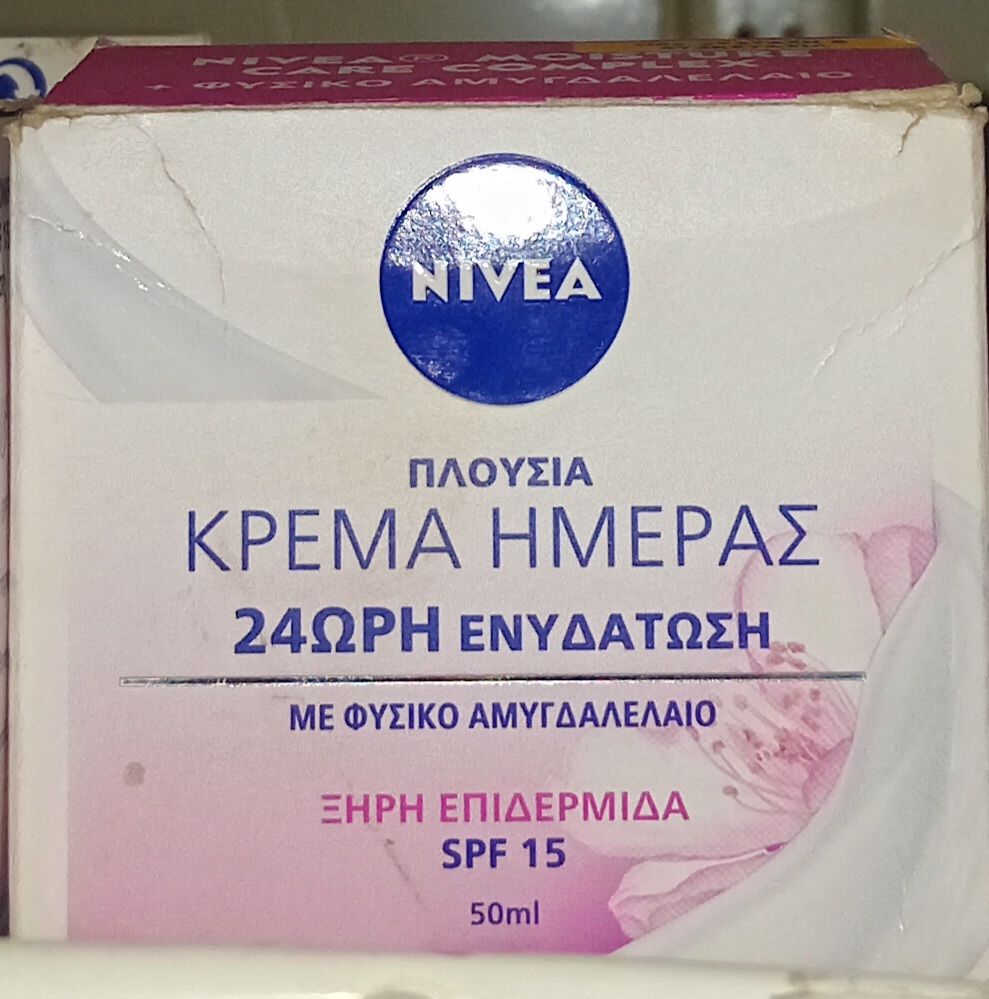 Nivea Ess. Moist. Day Cream Almond Oil 50ml