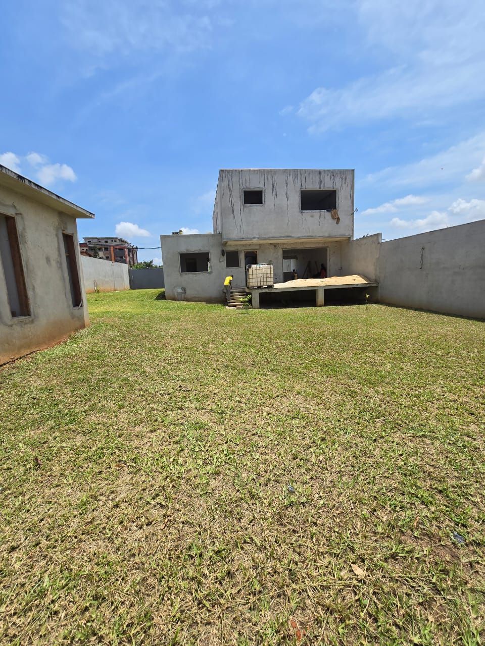 Riviera_Abbata | Terrain de 564 m2 avec duplex de 4 pièces semi fini  | 180 millions CFA | + de détails en description  