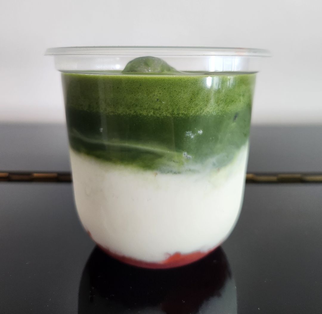 Iced strawberry matcha latte🍓