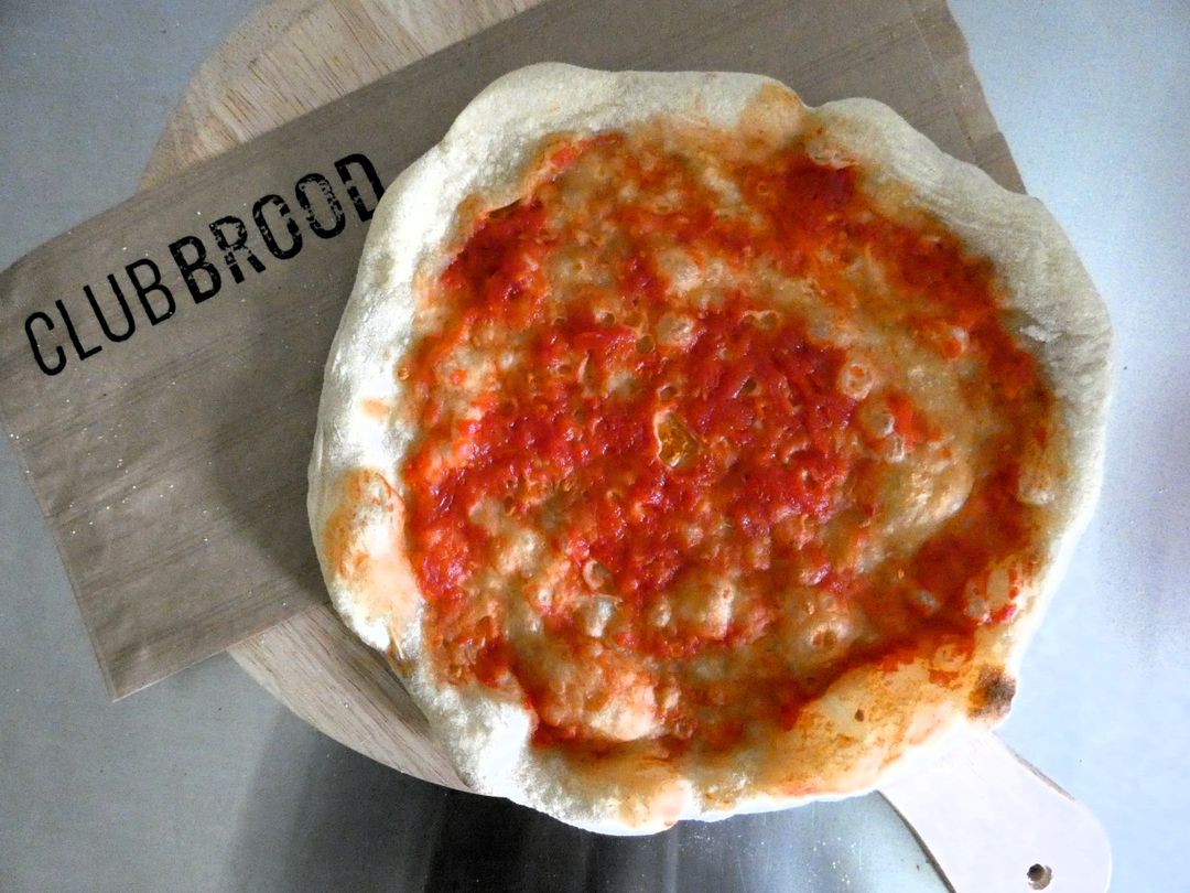 desem pizzabodem met tomatensaus