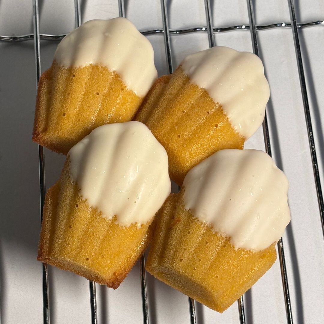 Thin Madeleine - White Choc Dip 