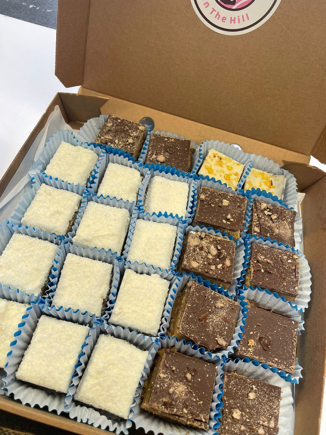 Mini's Mixed Traybake Box (Mystery)