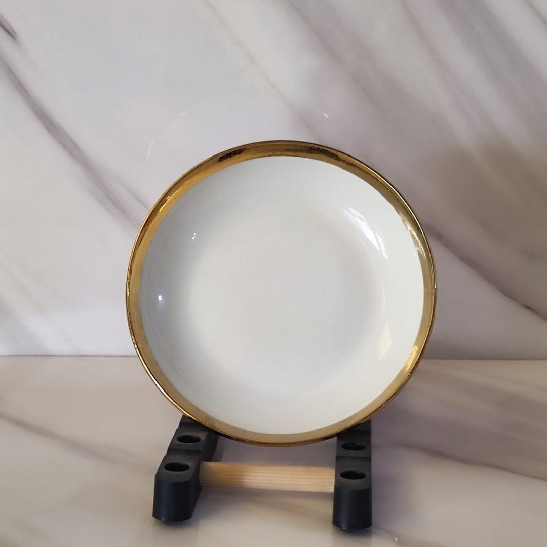 Plat en céramique avec bordure dorée élégante -  طبسيل ديال السيراميك بطرز ذهبي راقي