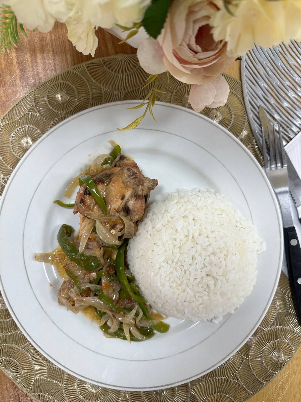 Poulet rôti ( spaghettis, riz ou manioc)