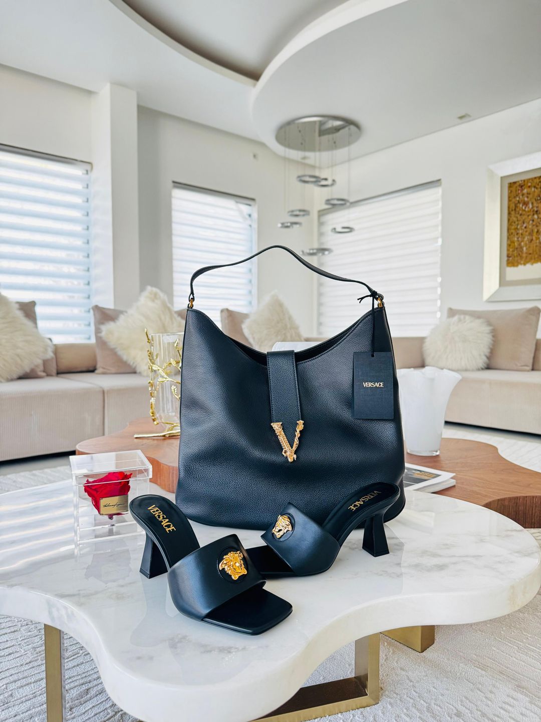 Bolsa Versace hobo - pretos 