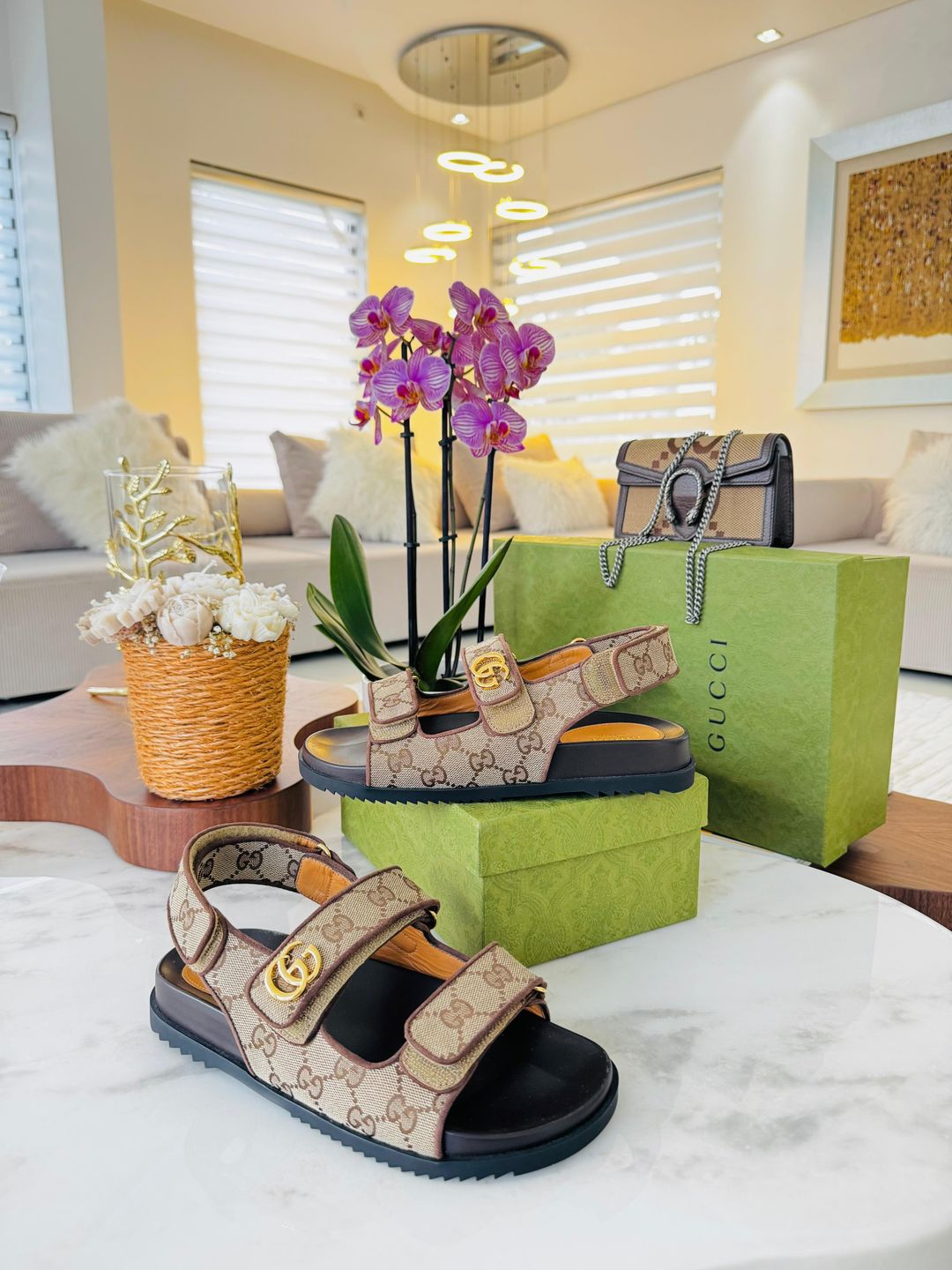 Sandálias clássicas Gucci monogram 