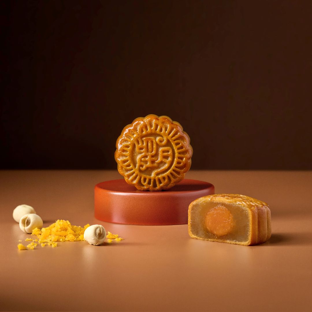 White Lotus Seed Paste Mooncake with Egg Yolk (4pcs)