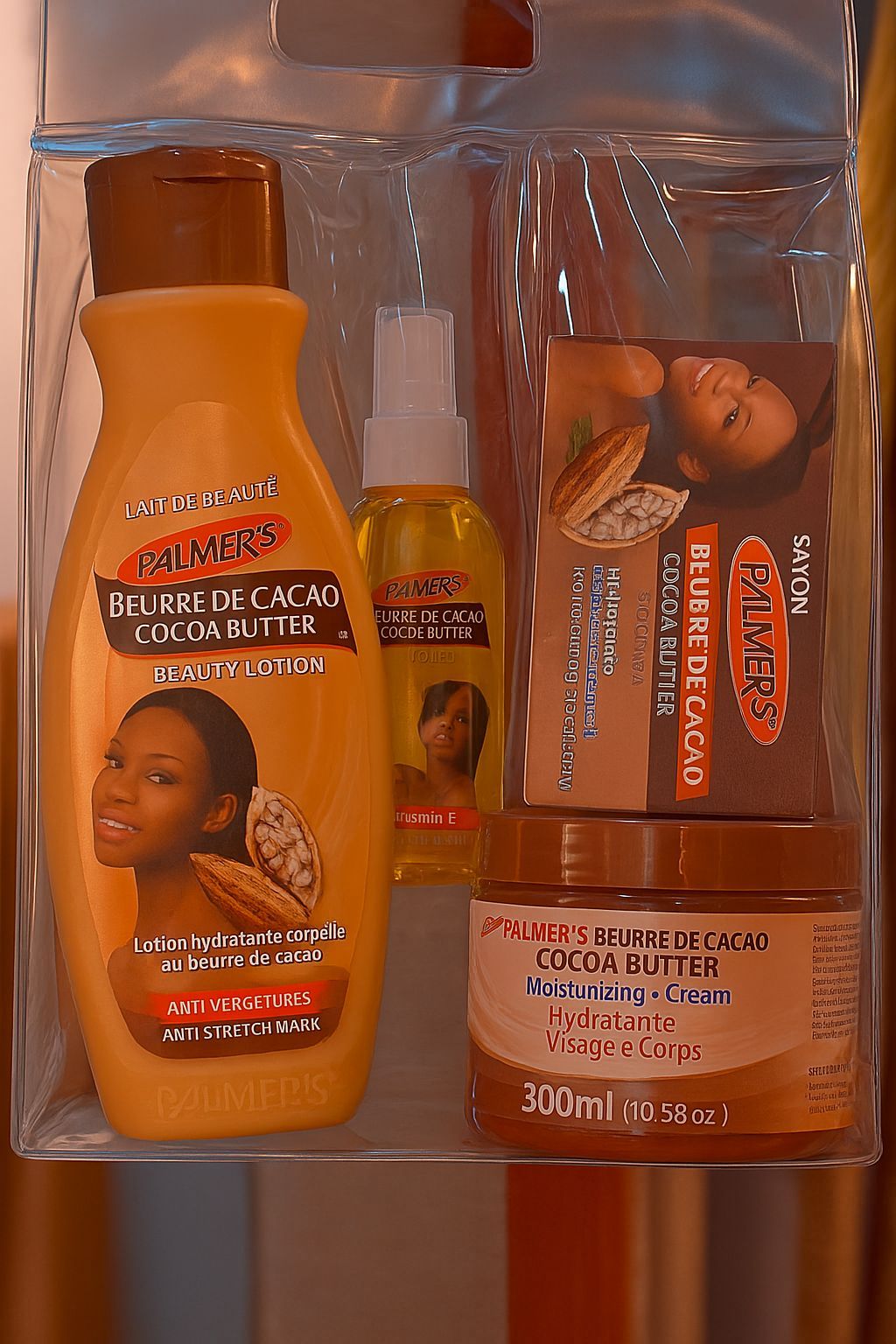 BEURRE DE CACAO/ COCO BUTTER  Le beurre de cacao est une *matière grasse végétale* extraite des *graines de cacao*. Il est de couleur jaune pâle, a une texture *solide à température ambiante* et fond facilement au contact de la peau ou autour de 34-38°C. *Caractéristiques :* - Goût et odeur : arôme doux de cacao - Utilisation : en *chocolaterie*, *cosmétique*, *pharmacie* - Riche en acides gras saturés et insaturés - Bonne stabilité à l’oxydation (grâce à ses antioxydants naturels)  *Propriétés :* - Hydratant (en cosmétique) - Donne la texture fondante du chocolat - Peut être comestible ou raffiné pour usage non alimentaire Voici les *bienfaits du beurre de cacao pour la peau* :  1. *Hydratation intense* : nourrit les peaux sèches et déshydratées.   2. *Assouplit et adoucit* : rend la peau plus lisse et souple.   3. *Protège contre les agressions extérieures* : vent, froid, pollution.   4. *Réduit les vergetures* : utilisé pendant la grossesse pour prévenir leur apparition.   5. *Favorise la cicatrisation* : aide à régénérer la peau abîmée.   6. *Riche en antioxydants* : lutte contre le vieillissement cutané.   7. *Apaise les irritations* : idéal pour les peaux sensibles ou irritées.   8. *Non comédogène* : n’obstrue pas les pores s’il est bien pur. Il est un ingrédient clé dans la fabrication du chocolat et des soins corporels.