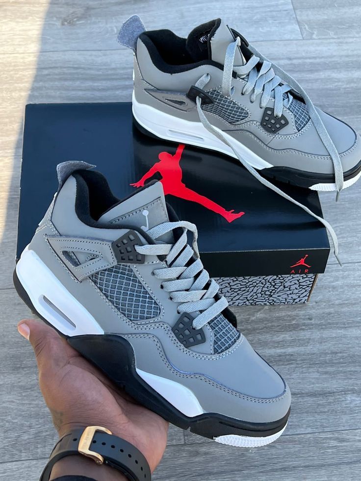 Jordan 4 - gray
