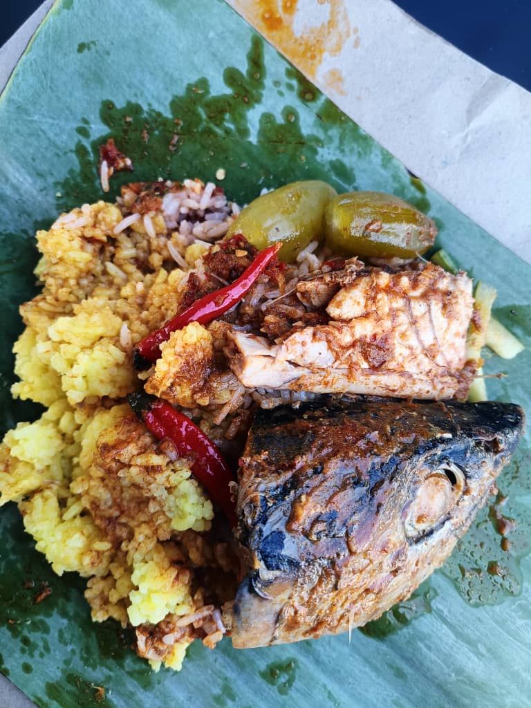 Nasi Kuning Kepala Ikan
