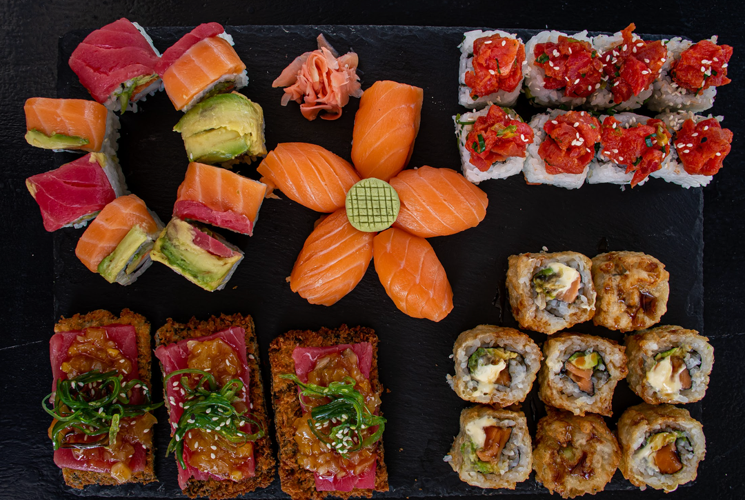 Opción 2: Bandeja Mixta (Mixed Sushi Tray) 