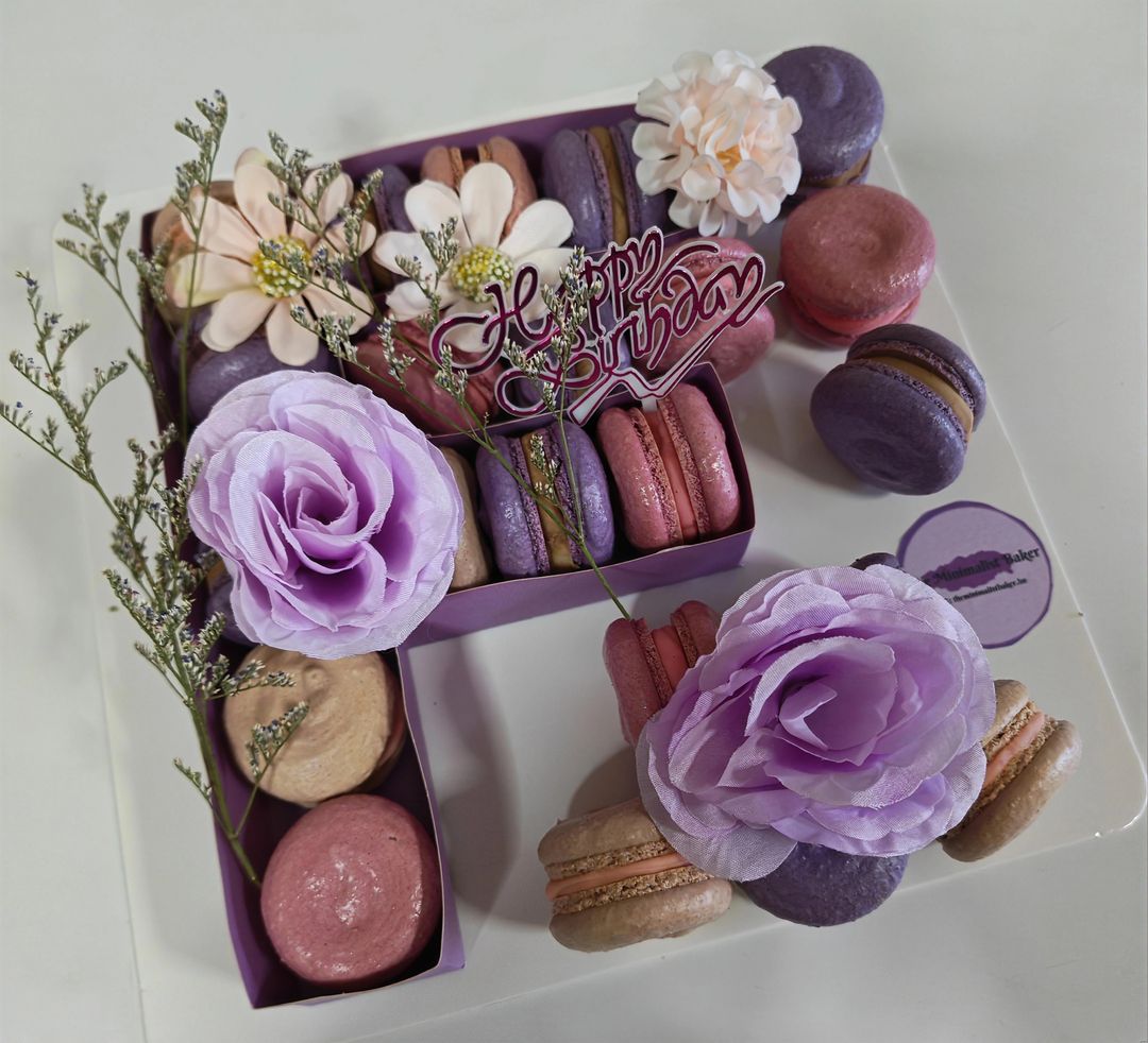 Macaron one (1) letter/number box