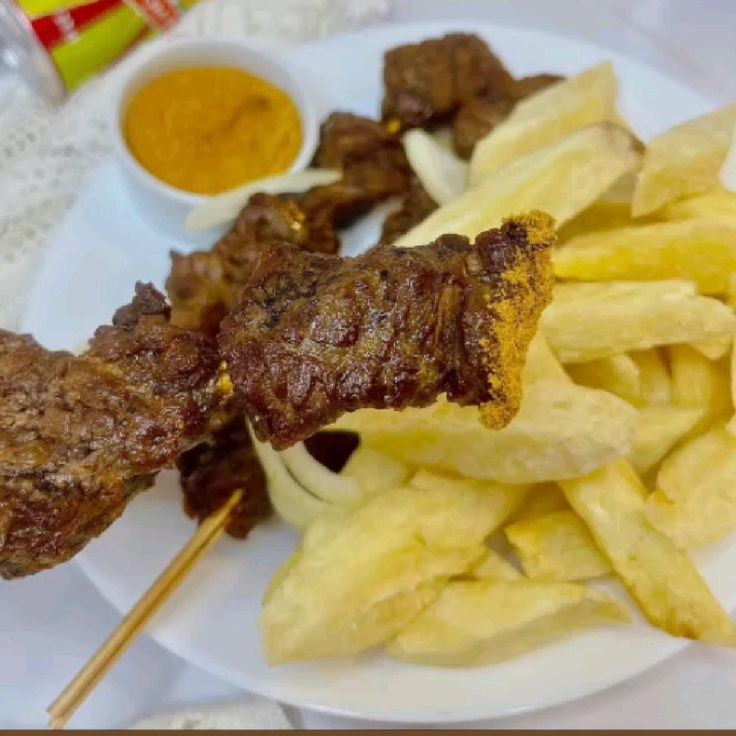 Frite + Brochette de Viande - L'IVOIRIENNE 