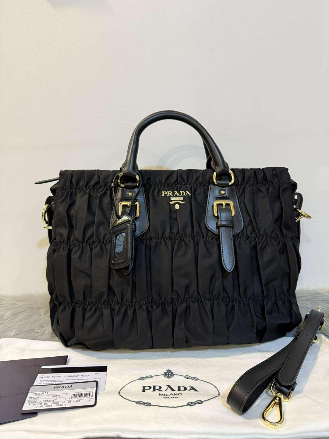 Prada Tessuto Gaufre Nylon Bag – Negra con Detalles Dorados