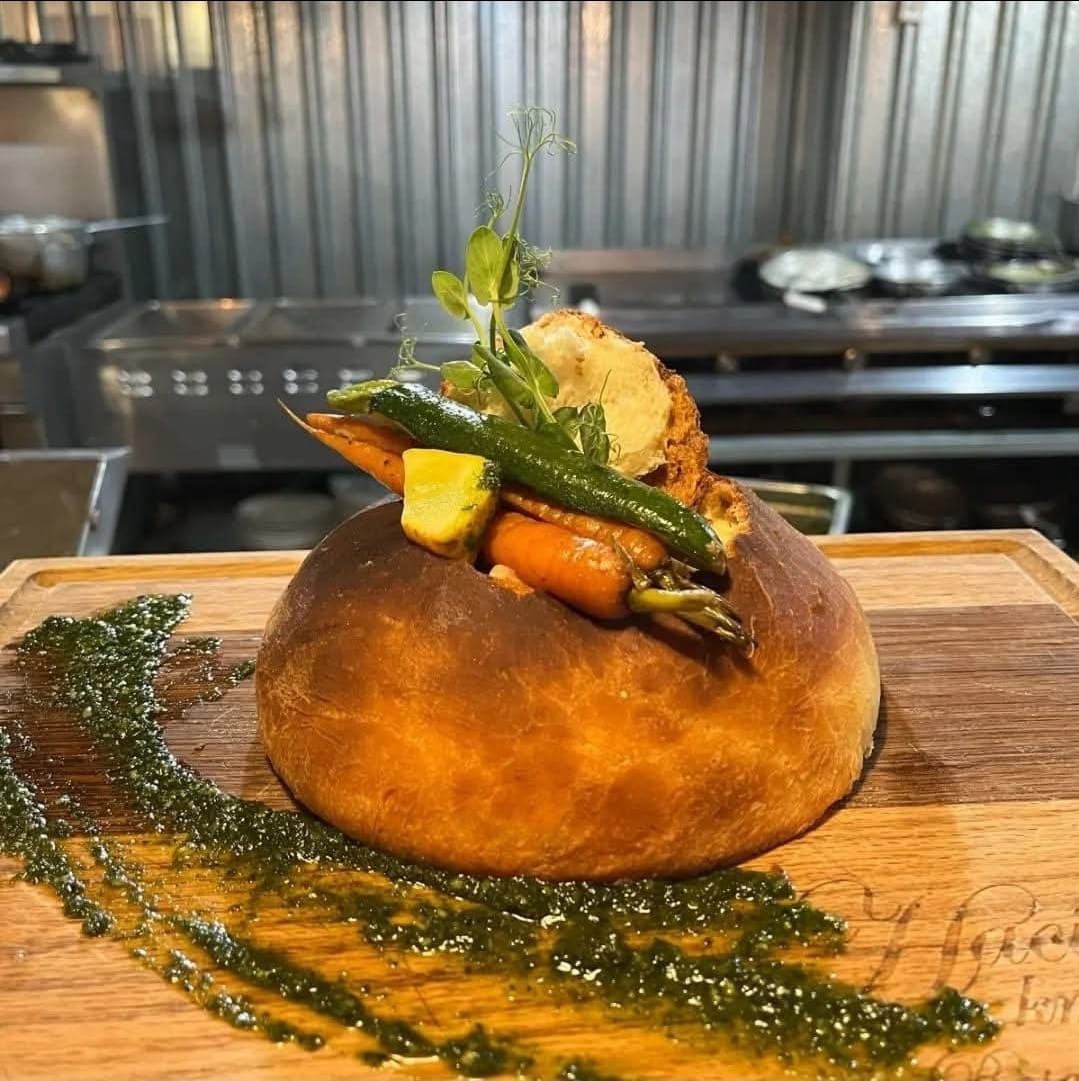 Crema de Almeja en Pan (Clam Chowder in Bread Bowl)
