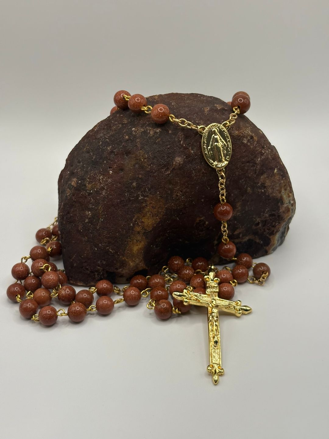 Rosario de Piedra del Sol de 8mm Chapado en oro 18k