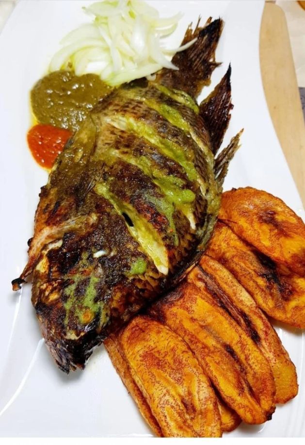 Tilapia braisé et aloko