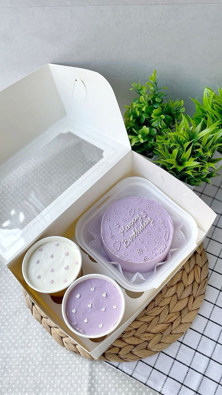 Bento with 2 cake shots 