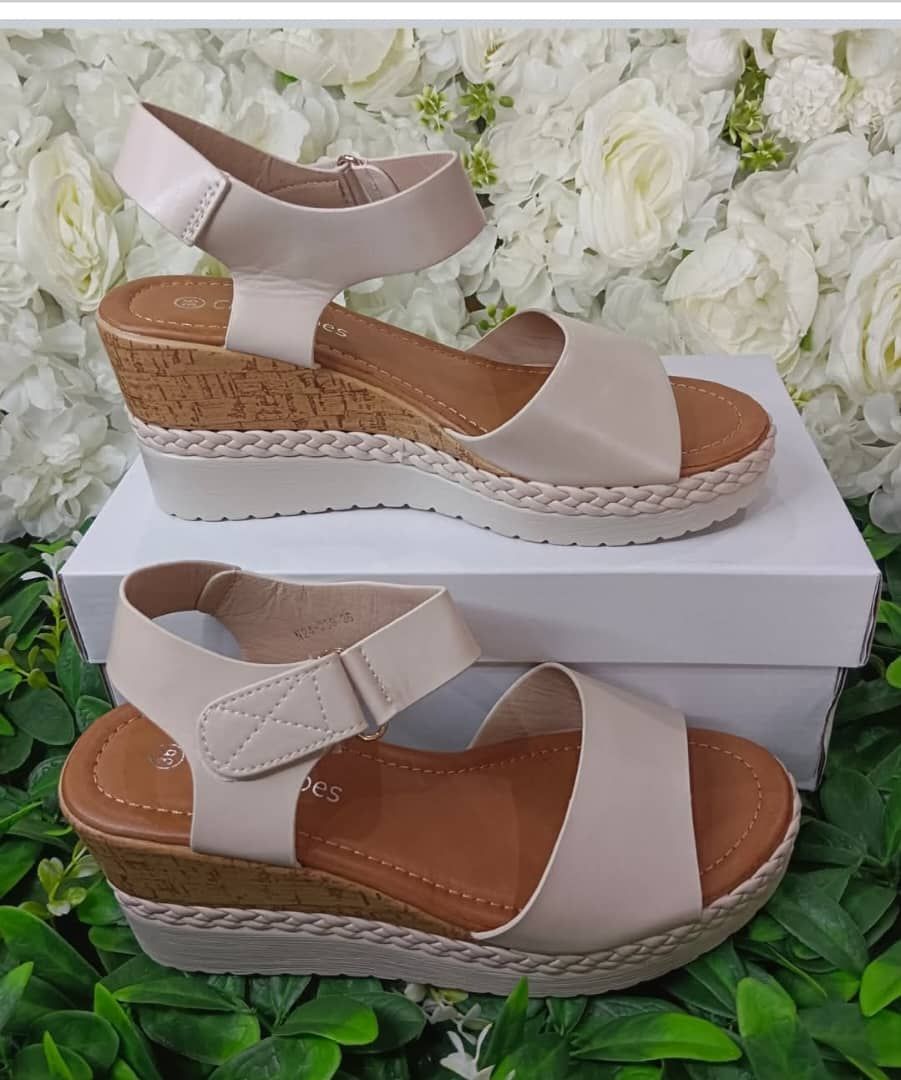 Chaussures Enfants Excellente Qualité. Pointure 30 à 35. Prix de vente: 15 000 FCFA  Bénéfice: 2000 FCFA.  Offre valable 30 jours renouvelable.