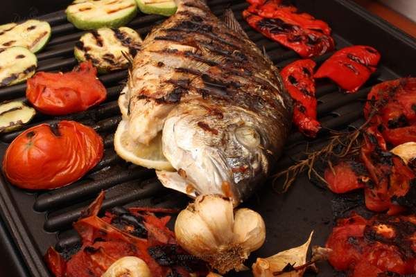 Dorada regală servita cu legume la gratar