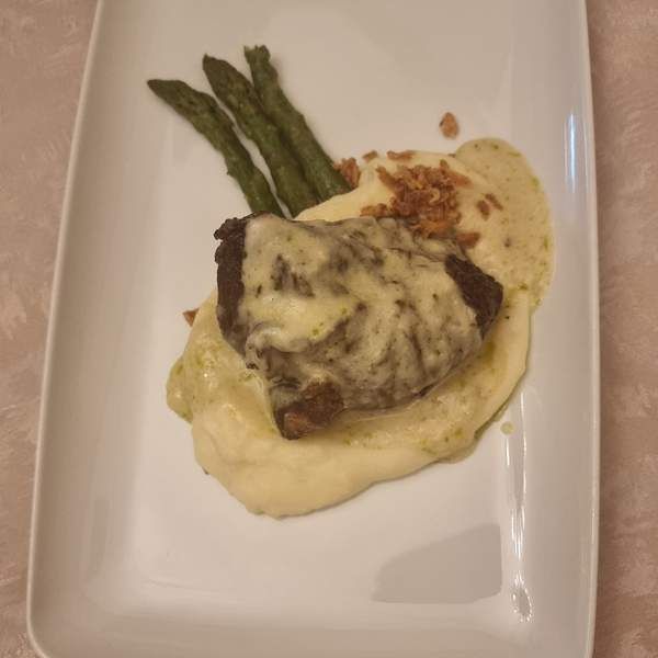 Obrăjori de vită cu piure de cartofi și sparanghel