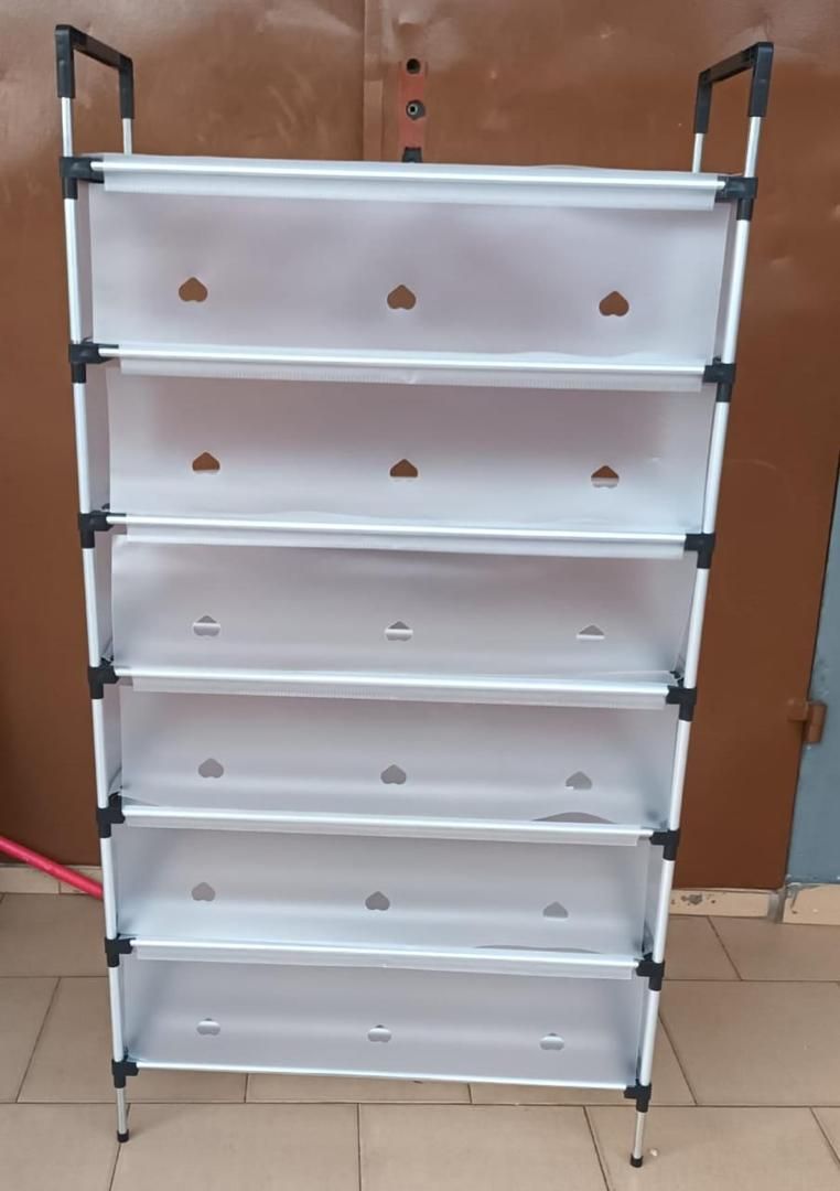 Étagère de chaussures avec couvertures