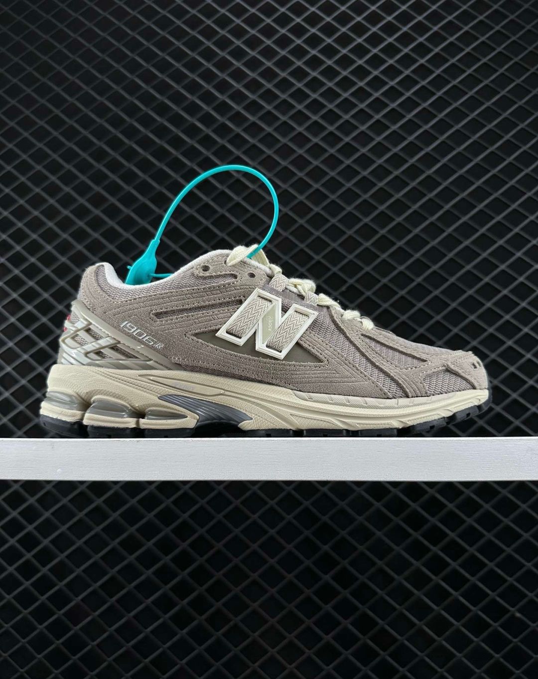 NEW BALANCE 1906R