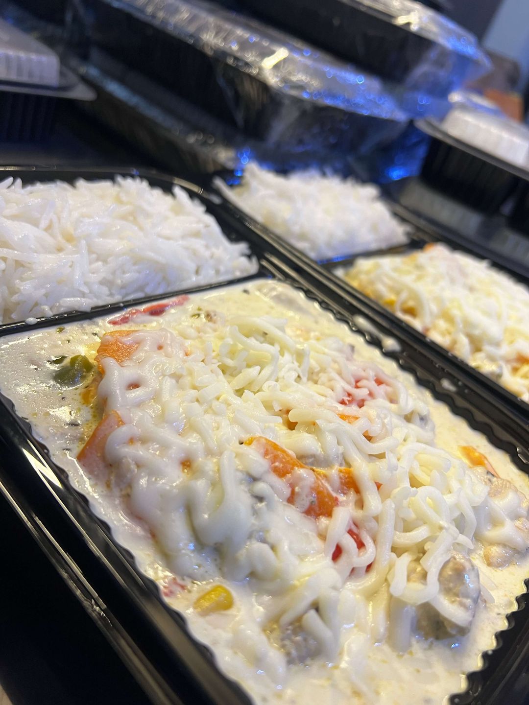 دجاج بالكريمة و الخضار و الجبنة مع رز ابيض 