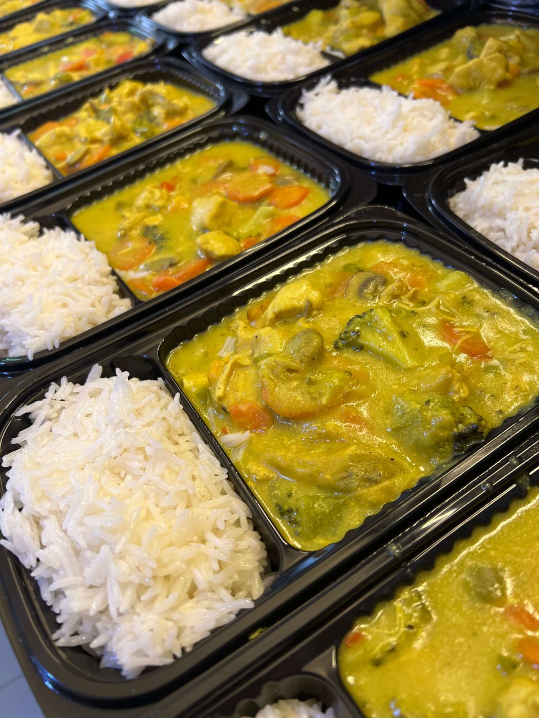 Creamy chicken curry with rice 