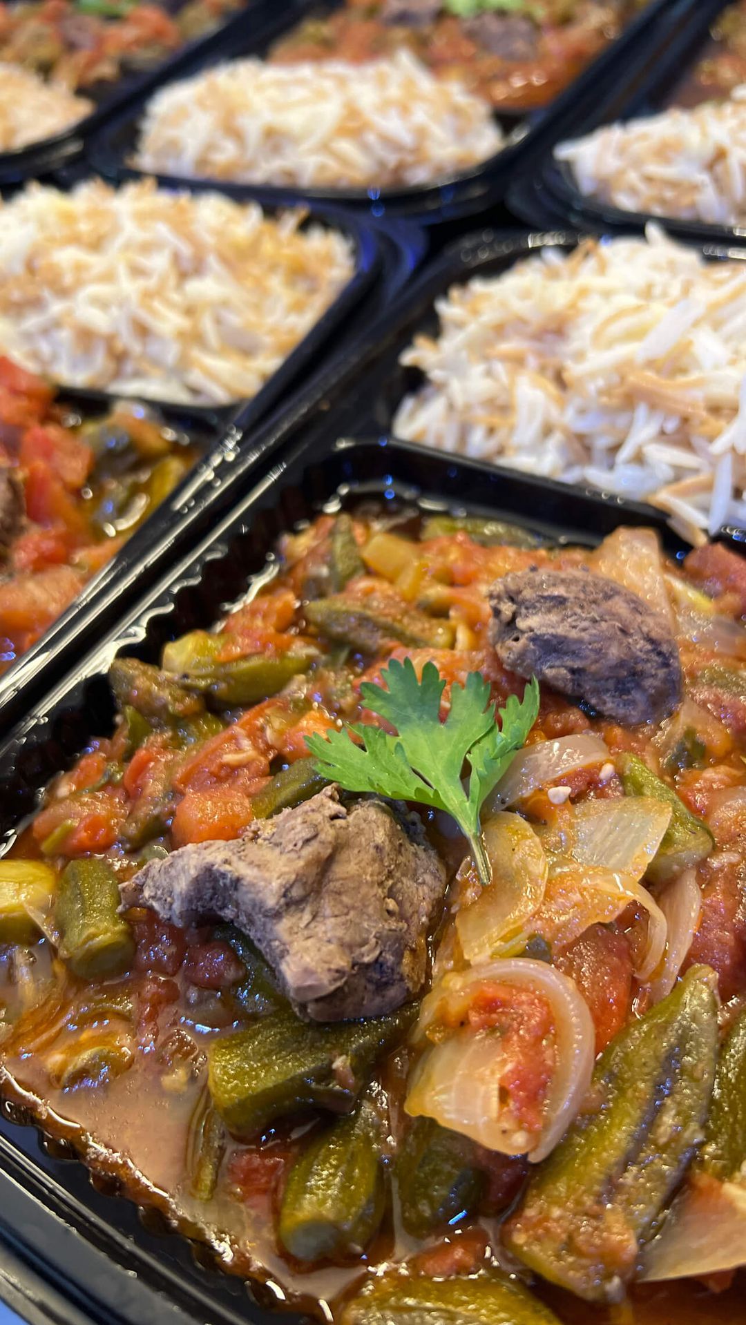 يخنة البامية باللحمة مع رز بالشعيرية