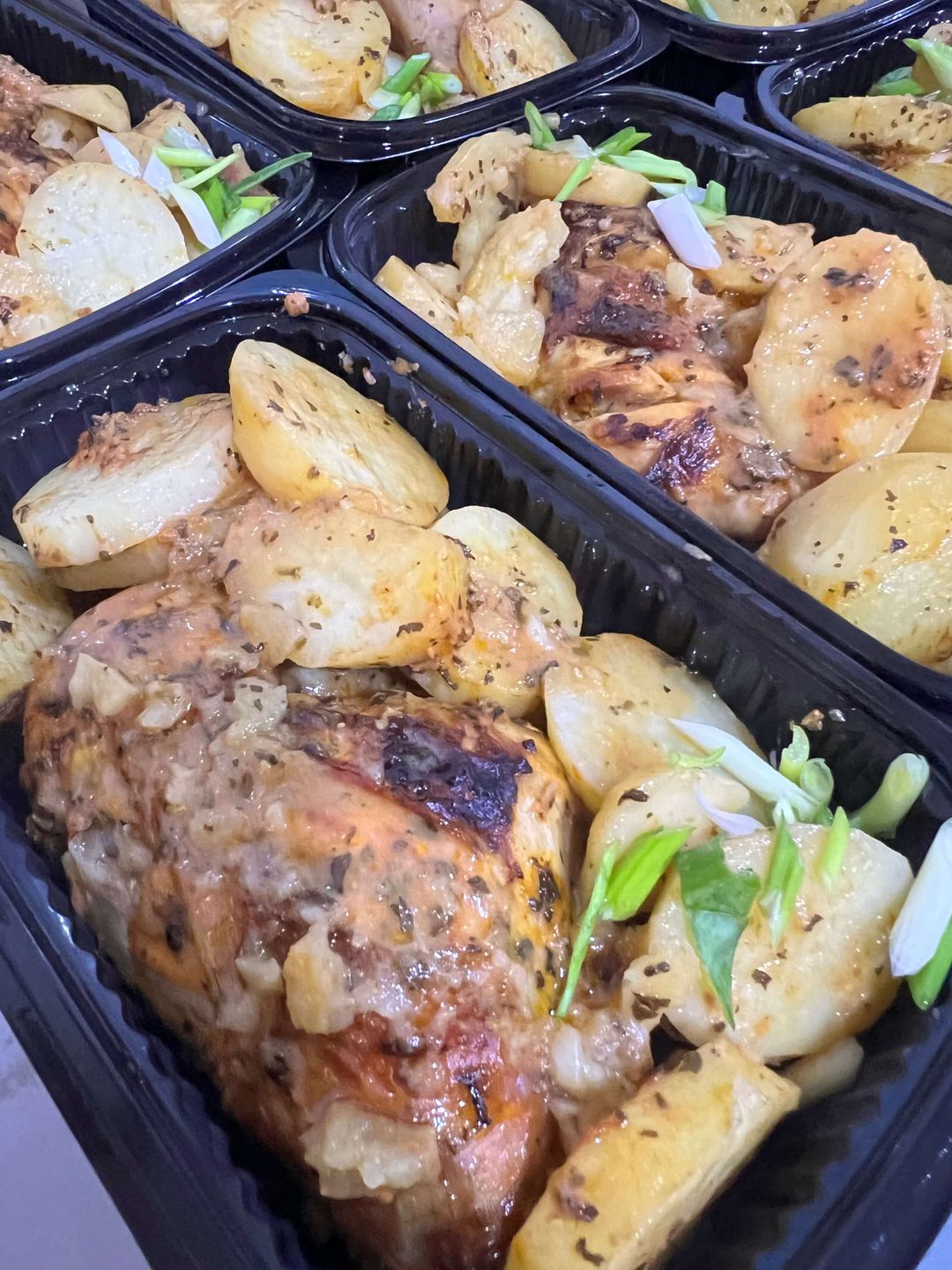 دجاج محمر مع بطاطا بالفرن و رز 