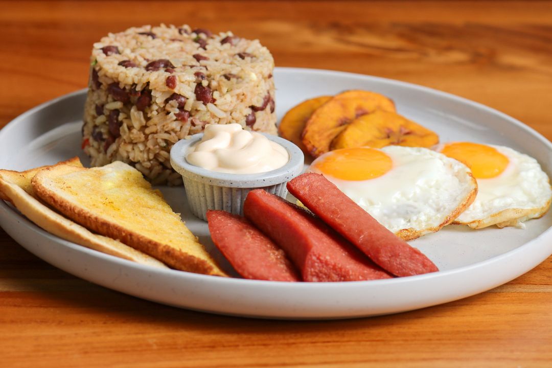 Desayuno Típico Sabores (Bebida Incluida)