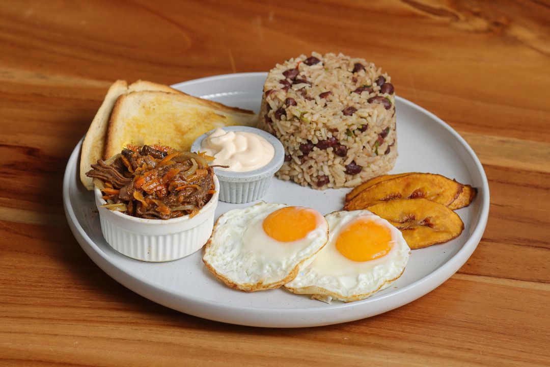 Desayuno Tipico Mechado (Bebida Incluida)