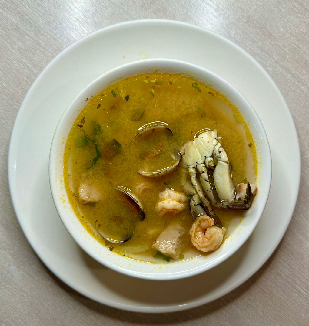 Sopa de mariscos en agua grande