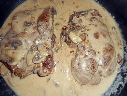 Côte de porc à la crème fraîche et aux champignons