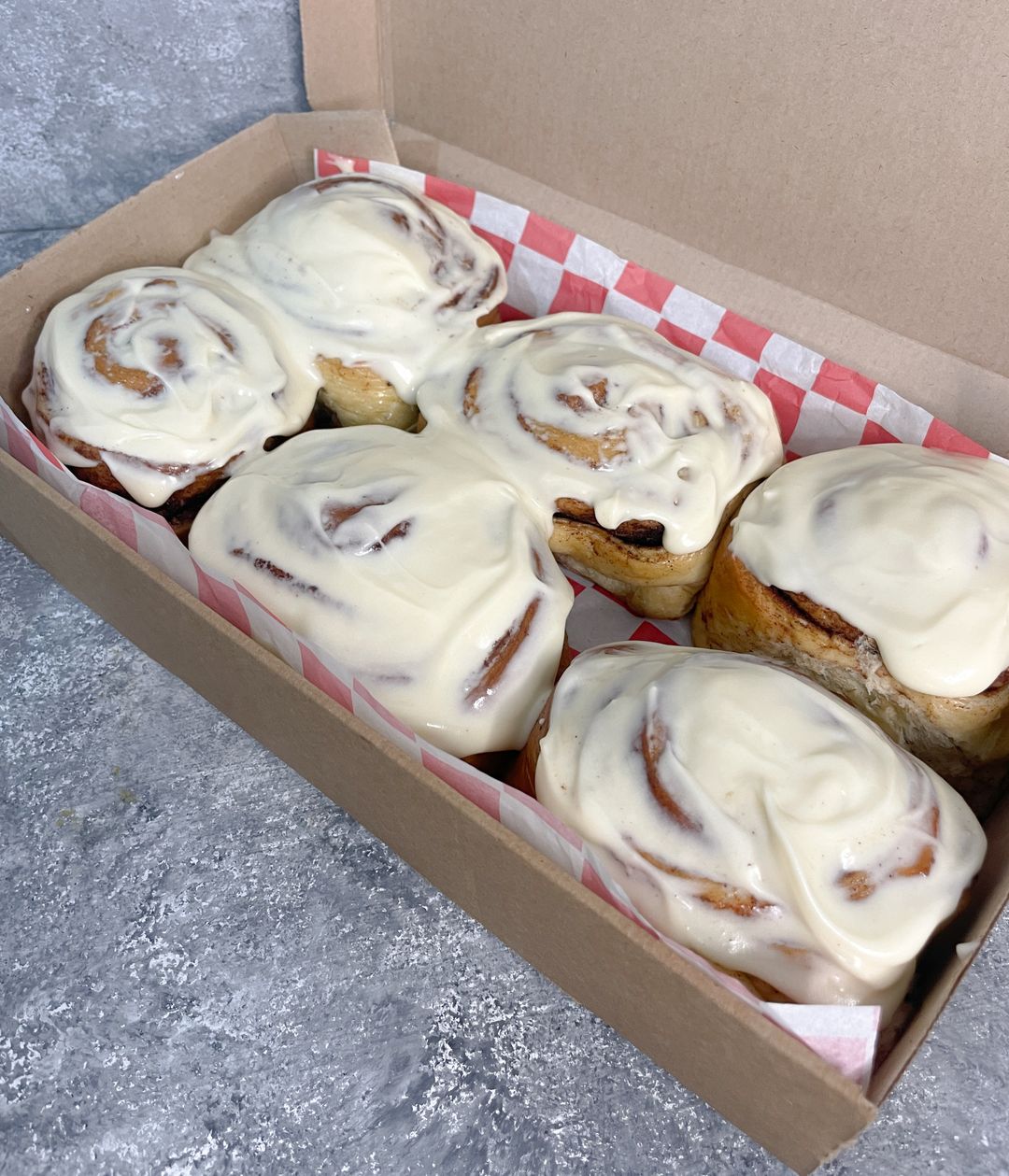  6 x cinnamon rolls