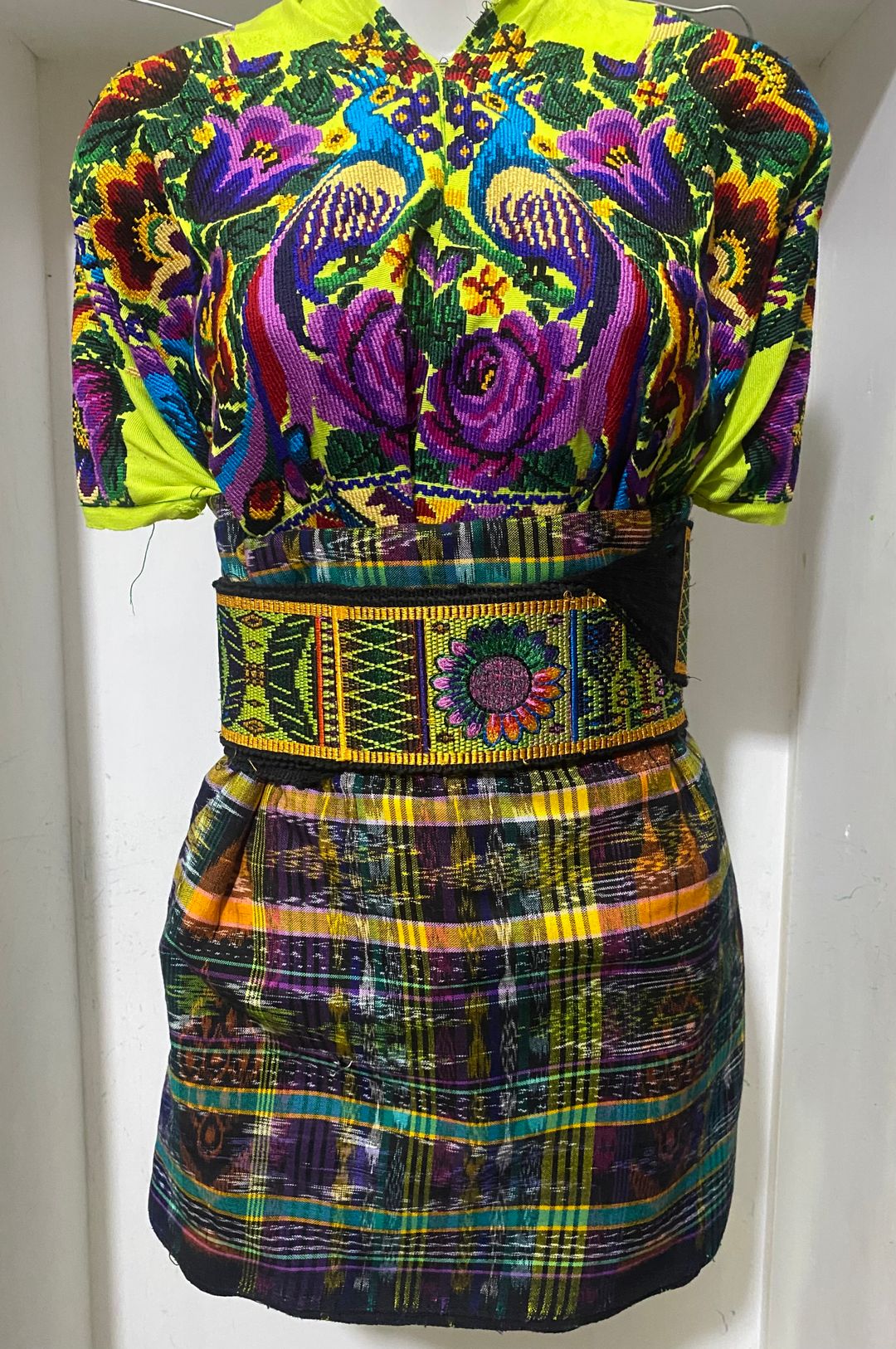 Traje típico económico amarillo 