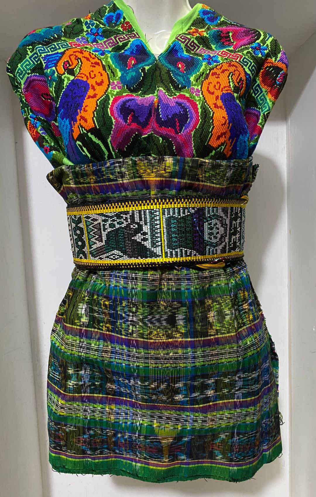 Traje típico económico verde limón