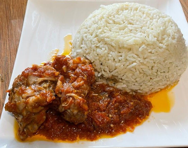 White rice and chicken sauce 
