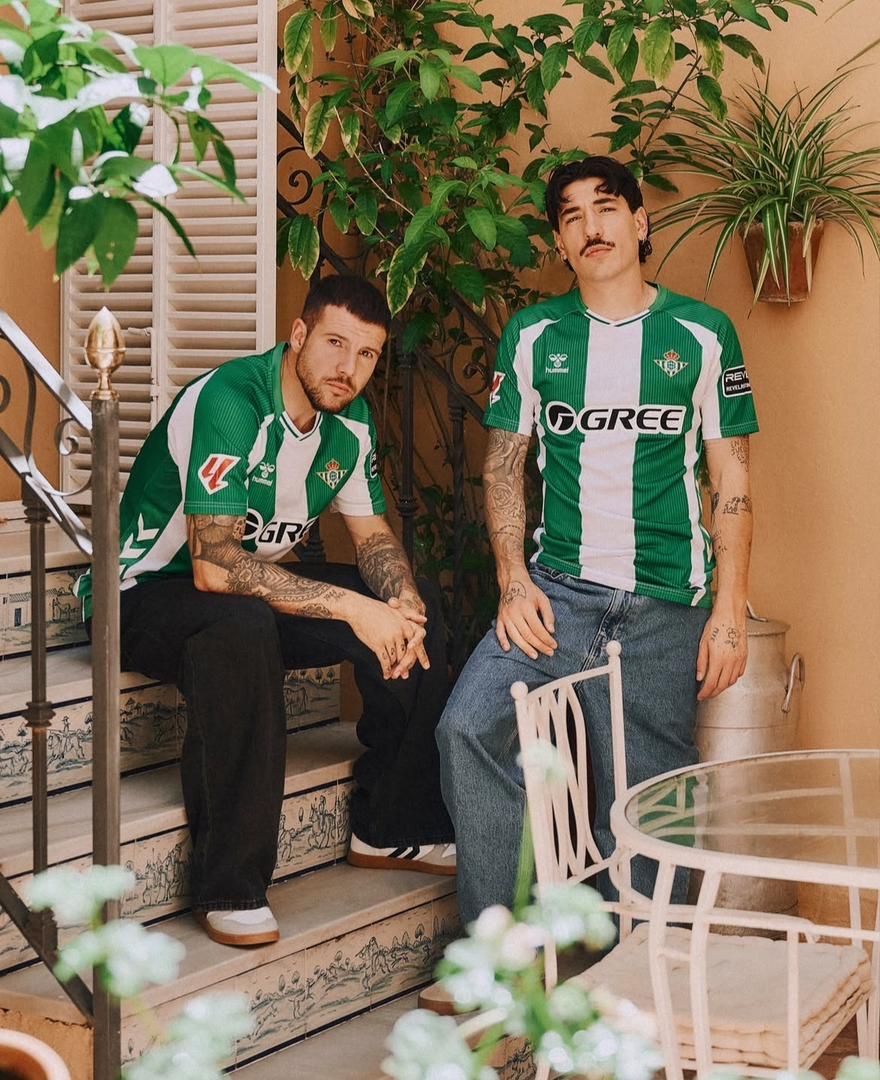 Football kits (jerseys)