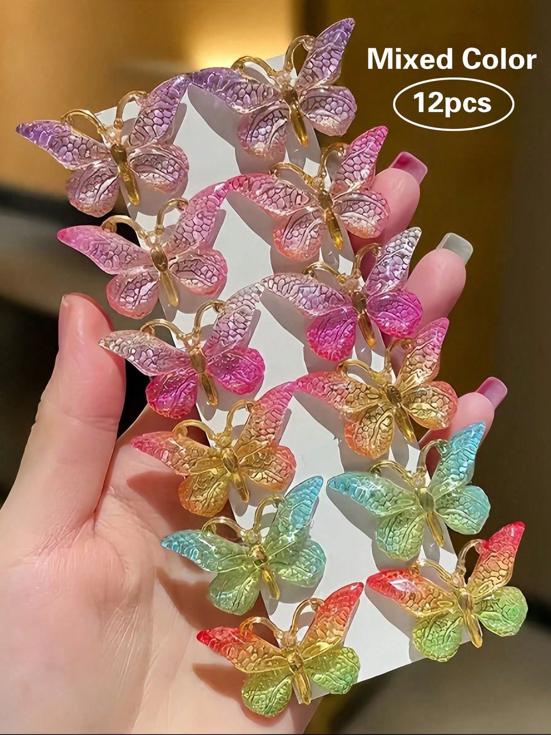12 pièces Pinces à cheveux papillon 3D en résine colorées et mignonnes, texture transparente cristalline, délicate et vivante. Convient pour les queues de cheval, les tresses et autres coiffures, ajoutant une ambiance romantique. Convient aux femmes et aux étudiantes comme accessoires capillaires quotidiens et pour la rentrée scolaire. Couleurs aléatoires, peuvent être assortis à différentes coiffures et tenues.