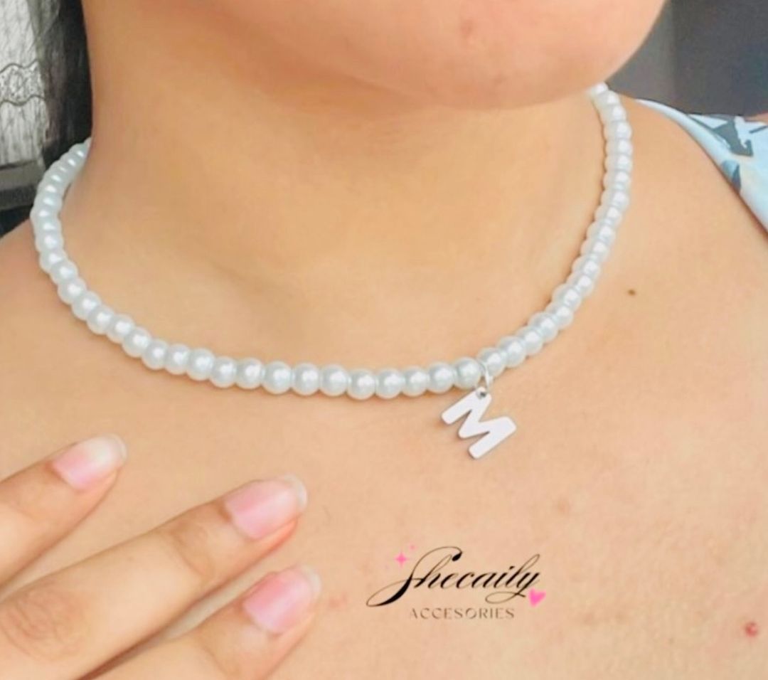 Collar de perlas con inicial 🔠