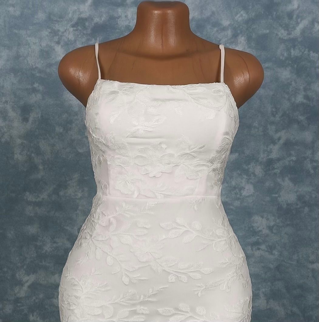 Robe blanche à fines bretelles 