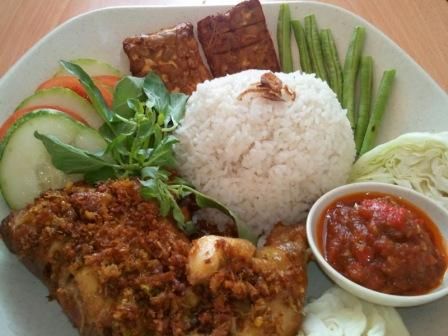 Nasi ayam penyet