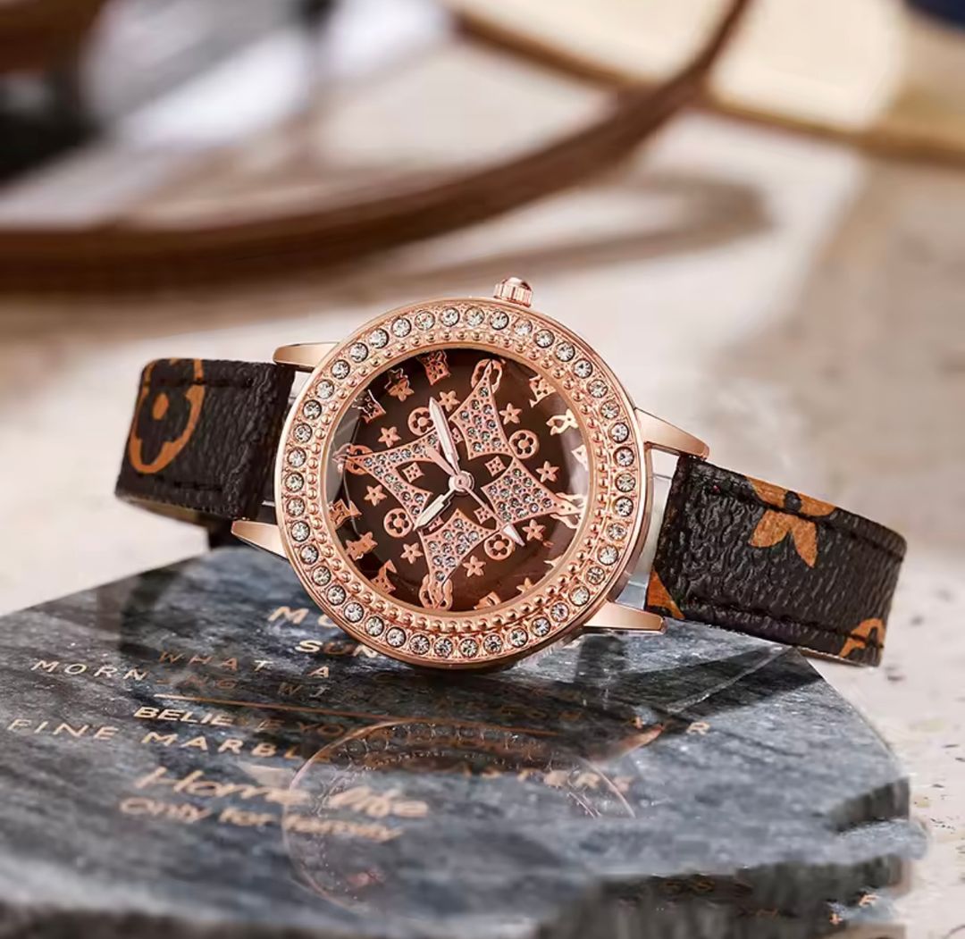 Montre Femme Élégance Luxe – Trèfle à Quatre Feuilles, Quartz Diamant & Bracelet en Cuir