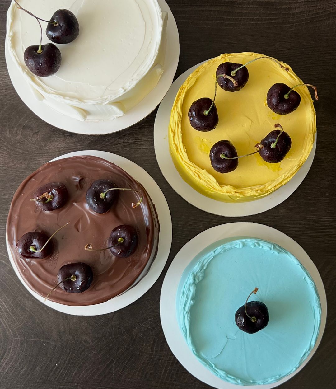 Mini cakes with cherrys 