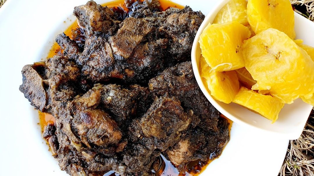 Mardi Gourmand: Salade carottes rapées _ Mbongo de porc _ Plantain vapeur demi mûr _ Orange