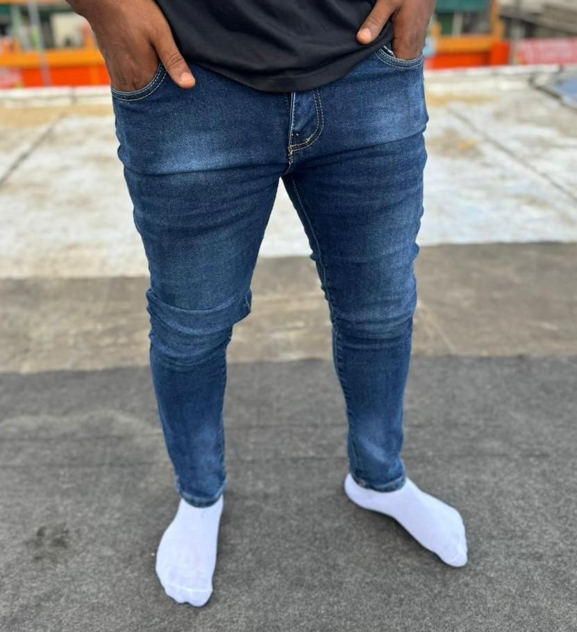 Jeans Slim Bleu Usé – L’essence du denim, version moderne