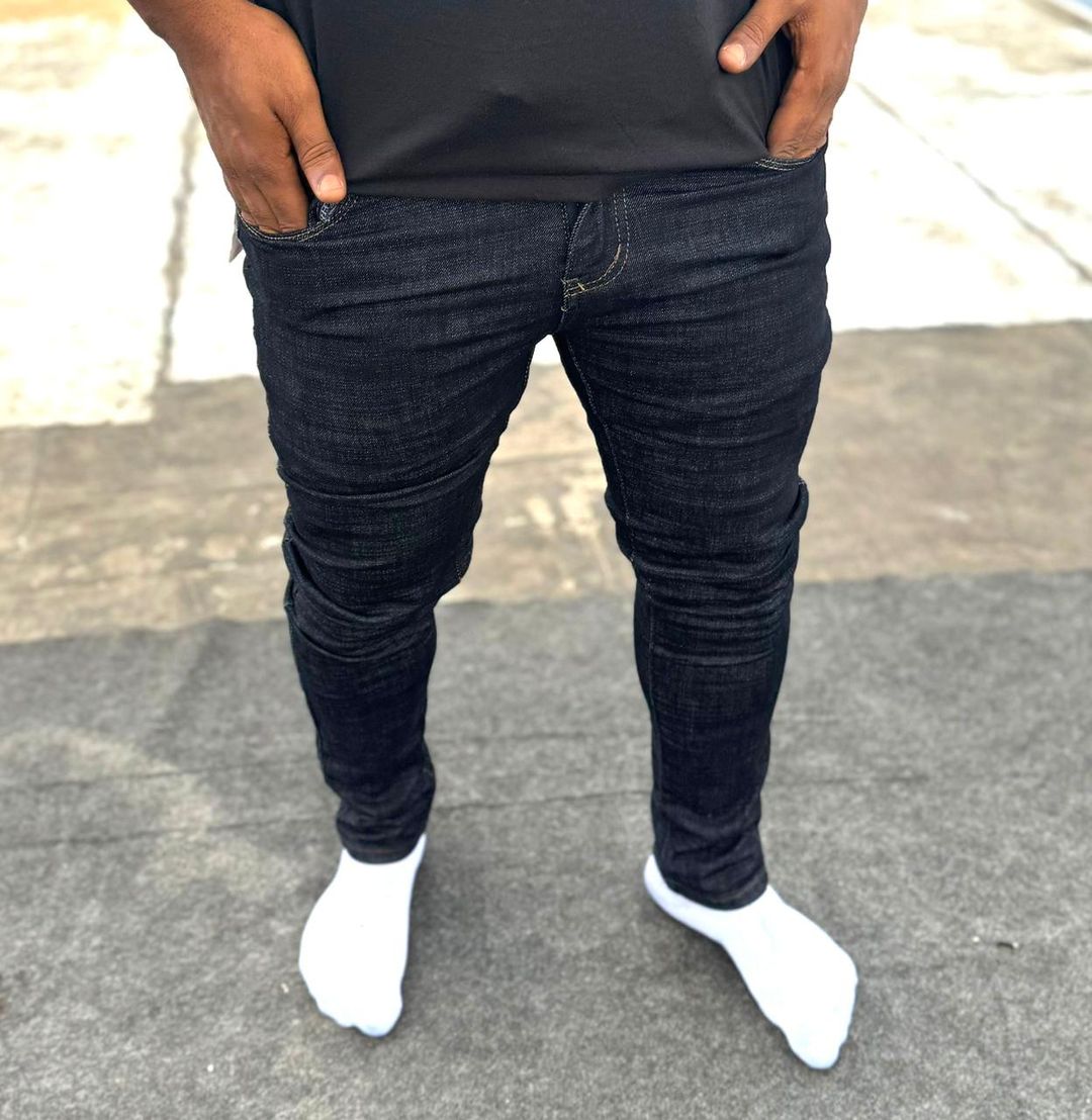 Jeans Slim Bleu Foncé – L’élégance urbaine, version denim