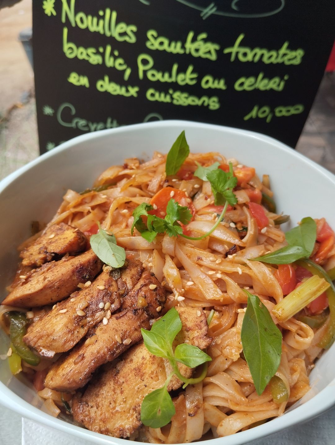 Poulet au beurre de céleri, nouilles sautées tomate basilic.